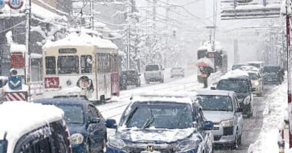 富山県内大雪続く　28日冬型緩む