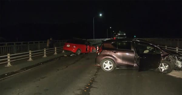 橋の上で車4台事故　女性2人が軽傷　栃木・大田原市