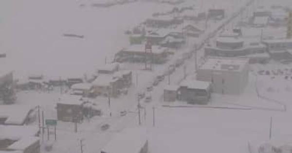 豪雪で青森県内各地で交通障害発生　トラック立ち往生や鉄道運休相次ぐ