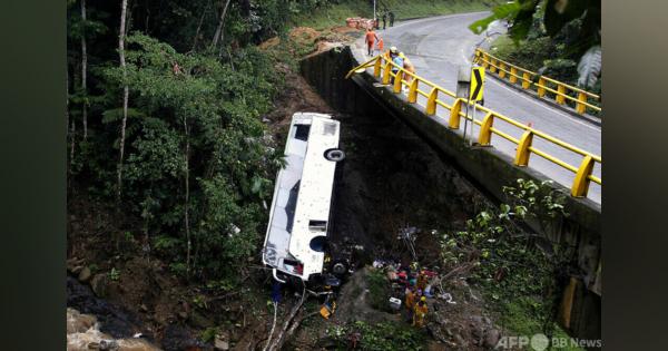 コロンビアでバス転落、7人死亡 20人負傷