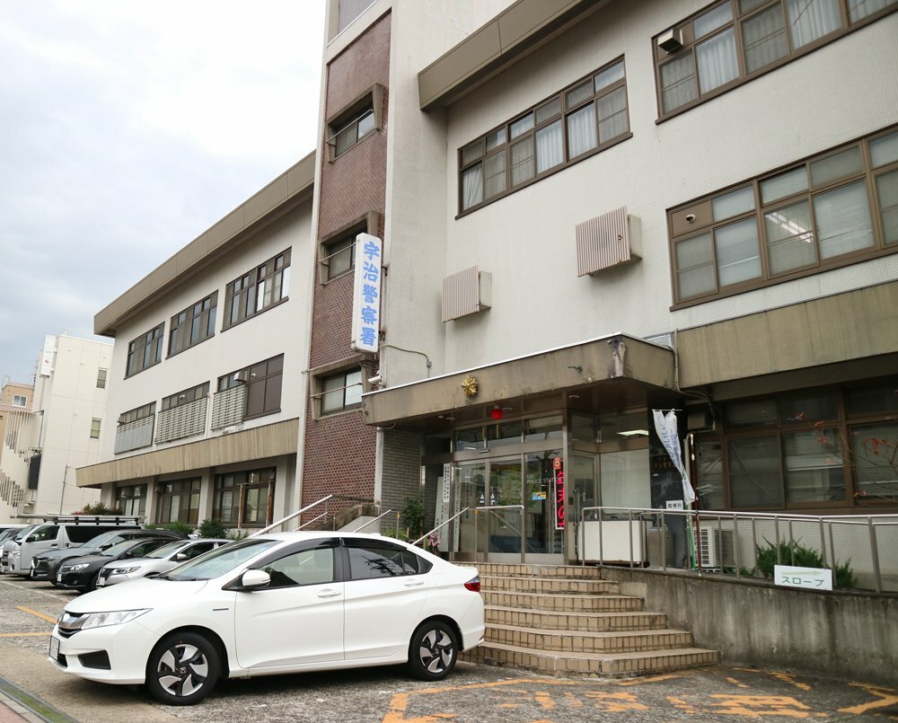 車がひき逃げ、高校生が重傷　京都・久御山