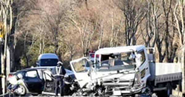 乗用車とトラック衝突、男性死亡　須賀川の県道、5人重軽傷