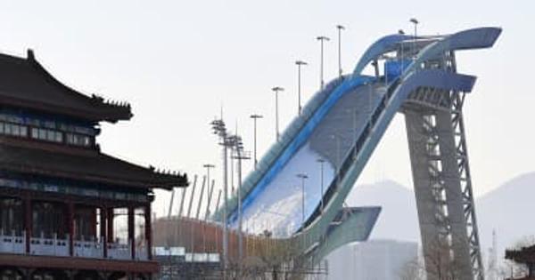 北京冬季五輪会場　首鋼スキージャンプ台で造雪作業進む