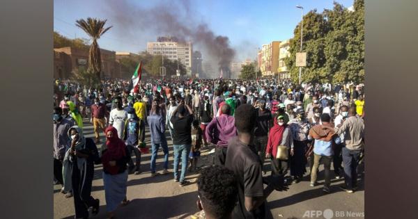 スーダン当局、デモ隊4人射殺 数万人が軍政に抗議