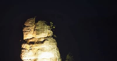 「不動岩」ライトアップ　山鹿市蒲生地区の住民ら