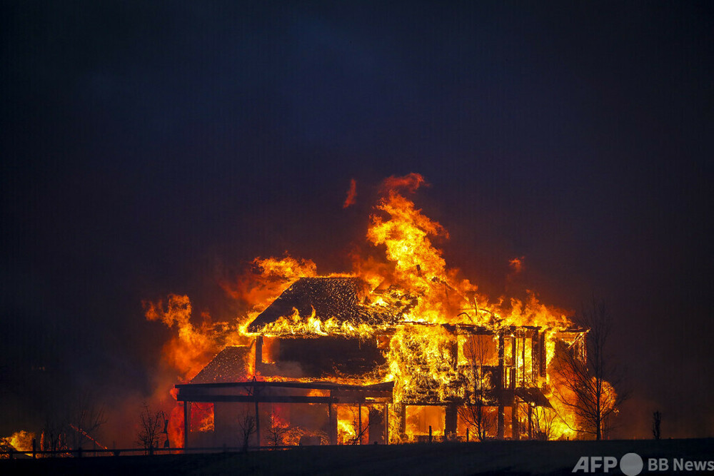 米コロラド州で山火事 住宅数百戸焼失、3.3万人避難