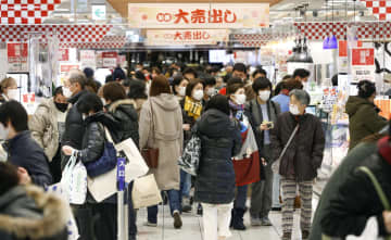 大阪の百貨店で初売りのにぎわい　あべの近鉄に4000人が行列