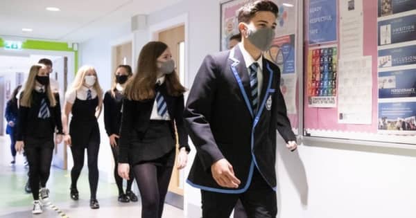 英イングランド、教室でのマスク着用再開へ　感染広がる中での新学期