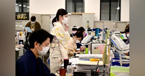 京都の官公庁で仕事始め　京都市役所では着物姿の職員も
