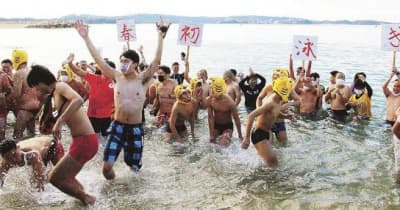 老若男女90人、海へダイブ　和歌山県田辺市で初泳ぎ