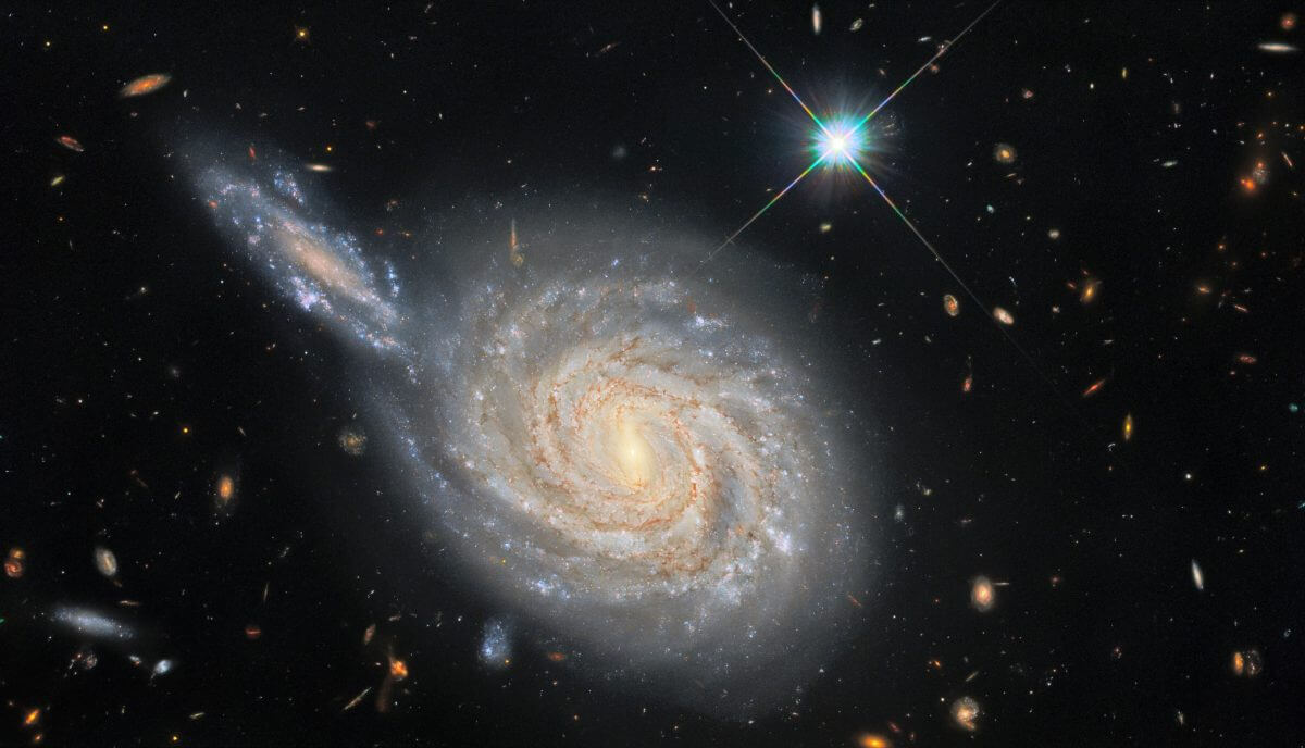 ハッブル宇宙望遠鏡が撮影、穏やかに渦巻く”うお座”の銀河「NGC 105」