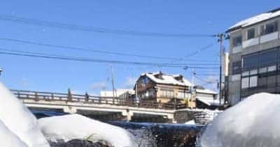 しぶき氷 きらめく川辺　県内14地点で今季最低気温