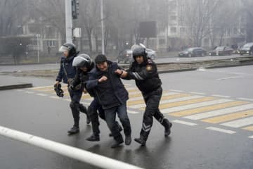 カザフスタンでデモ隊26人死亡　「秩序ほぼ回復」と大統領