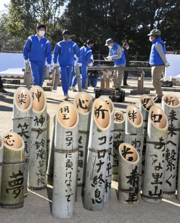 神戸で竹灯籠に願い書き入れ　阪神大震災の犠牲者追悼