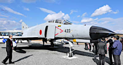 人気の機体 常設展示　美保基地でF4戦闘機