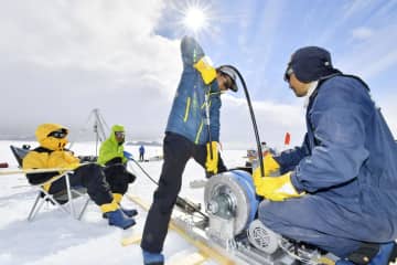ラングホブデ氷河を熱水掘削　南極観測隊、地盤に到達