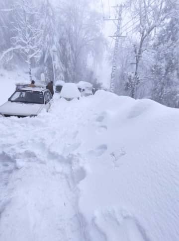 大雪で車立ち往生、19人死亡　パキスタンの観光地