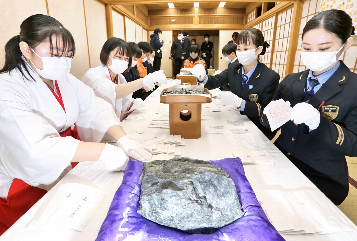 トンネル工事で採掘した石が受験のお守りに　JR西日本が福井県内の駅で「突破石」配布へ