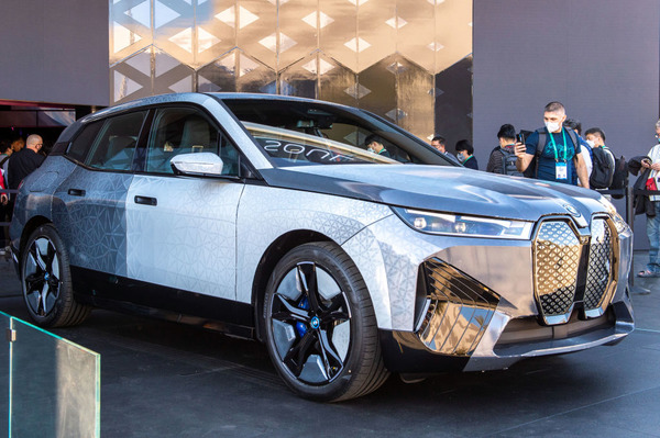 BMW、ボディカラーを変える技術を発表CES 2022