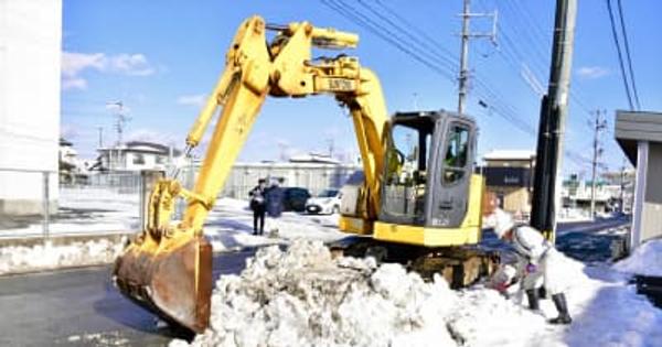 小中学校の新学期を前に福島市で急ピッチに除雪作業進む