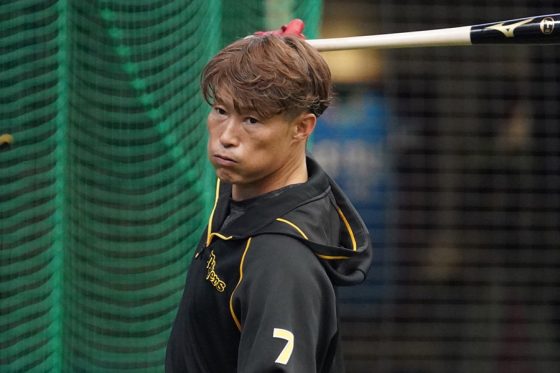 「本当に40歳？」阪神糸井、強烈ライナーを棒に直撃させる“神業”にファン驚愕