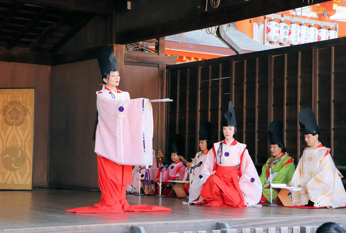 新成人祝い伝統芸能8団体が共演　2年ぶり、あでやかに　京都・八坂神社