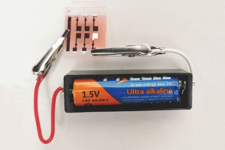 世界最小の駆動電圧、電池１本で光るスゴイ「有機EL」開発
