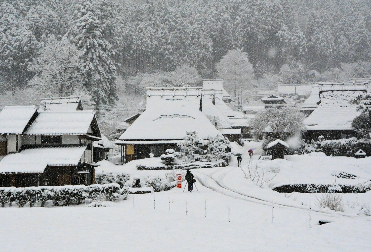 かやぶきの里が雪化粧、日本むかし話の世界に　京都・美山