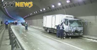 凍結路面で多重事故　トラックと正面衝突の軽トラック男性が死亡　北海道