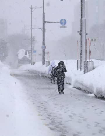 日本海側、暴風雪の恐れ　交通障害に警戒呼び掛け