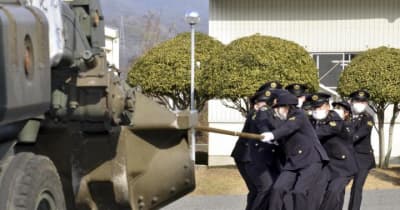 新成人隊員28人 自覚を胸に　陸自松山駐屯地で式典　りゅう弾砲を引っ張る恒例行事も