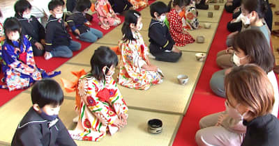 園児らが日本の文化に触れる「初釜」開催　岐阜県大垣市