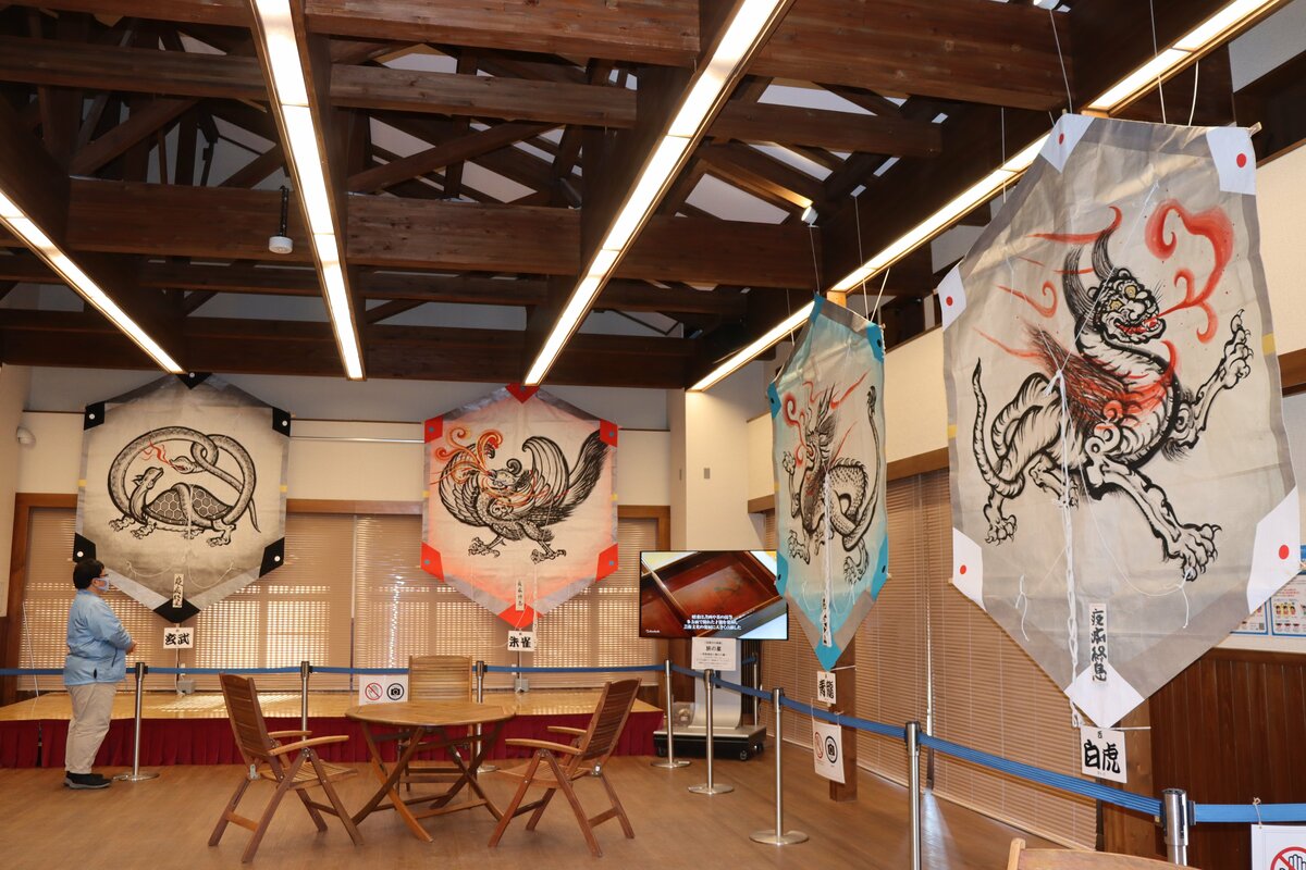 コロナ収束願い「四神」の大凧展示　京都・八幡