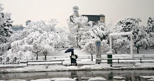 西日本の日本海側中心に大雪　特急が一部運休、東海道新幹線に遅れ