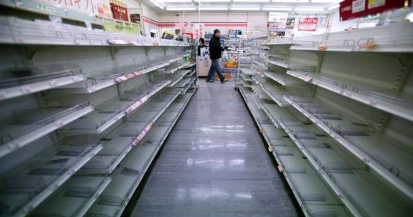 「バイデン政権のインフレでスーパーの棚が空に」→実は東日本大震災後の写真か。FOXニュースが訂正