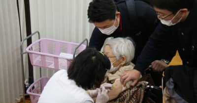 新型コロナウイルスの３回目接種を加速するために新潟県が新潟万代病院（新潟市中央区）に開設した「ワクチン接種加速化センター」で接種が始まる