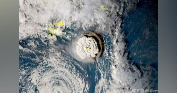 トンガ沖で大規模噴火、津波発生 衛星が捉えた噴煙