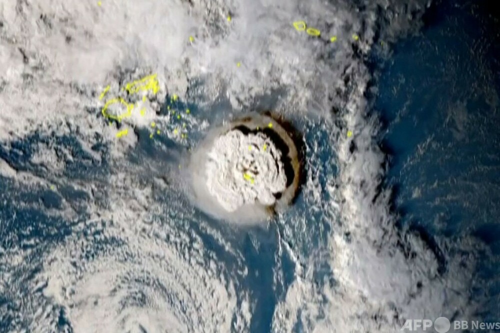 トンガ沖で大規模噴火、津波発生 衛星が捉えた噴煙