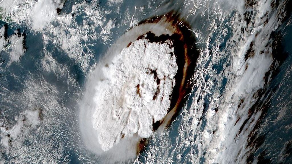 トンガで巨大な海底噴火　その瞬間の衛星映像