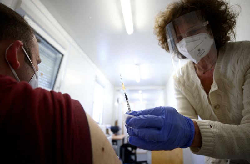 オーストリア、コロナワクチン義務化の最低年齢18歳案を提示