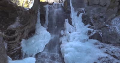 「母の白滝」が凍る　冷え込み厳しく　山梨・富士河口湖町