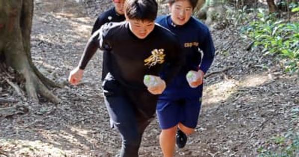 高校女子ソフト　向陽と長崎商が合同トレ　大崎野球部の練習「山」走り体感
