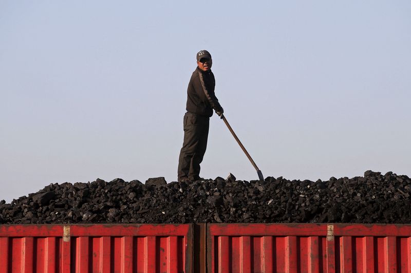 中国、春節休暇中も石炭生産維持　今年も電力消費急増見通し