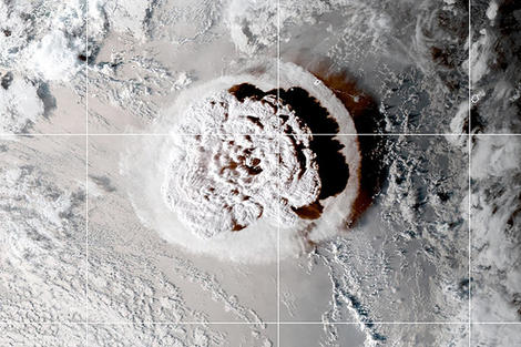 消えた陸地、火山灰に覆われた滑走路...　衛星写真で見るトンガの噴火被害