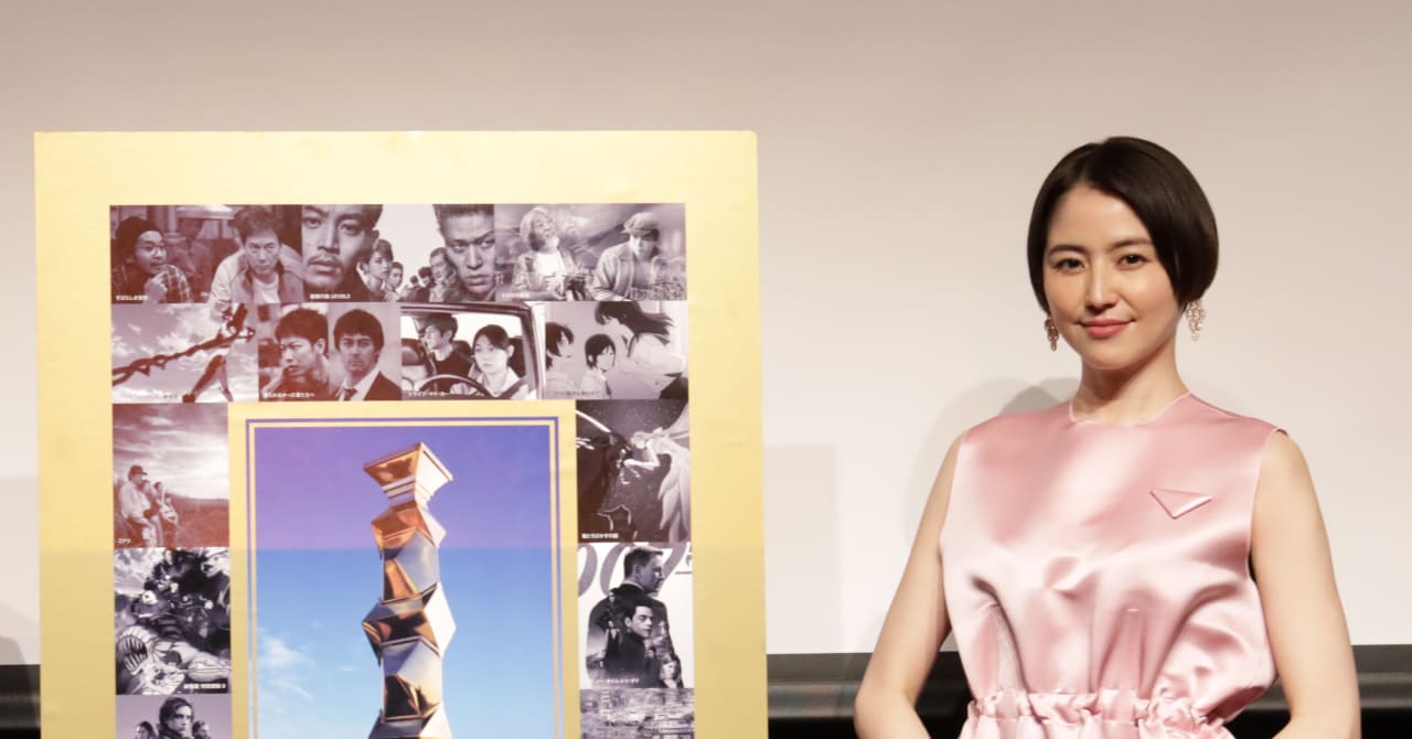 長澤まさみが日本アカデミー賞記者発表に登壇、プラダのサテンドレスを着用