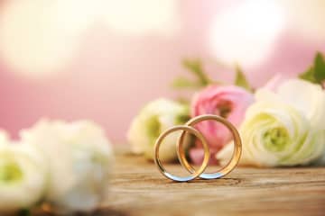 シニアの結婚は婚姻日で年金額が変わることも