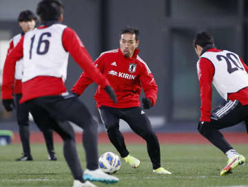 攻守の切り替え意識し、実戦練習　サッカー日本代表の候補合宿