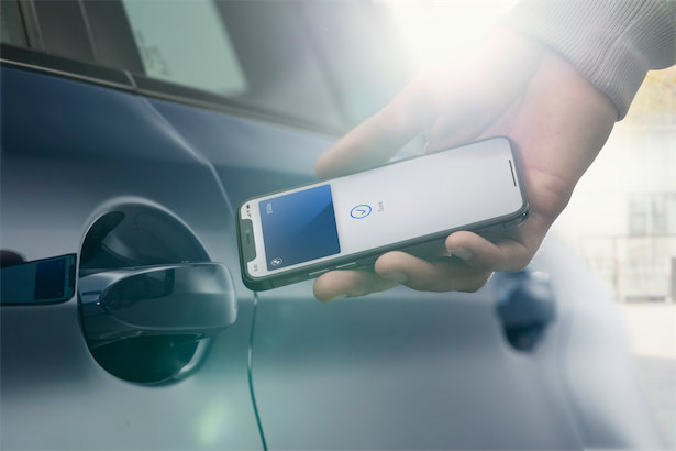 アップル、iPhoneをクルマの鍵にする「CarKey」対応車種を拡大へ