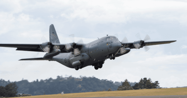 トンガに最初の救援機が到着　NZ軍が「非接触」で物資降ろす