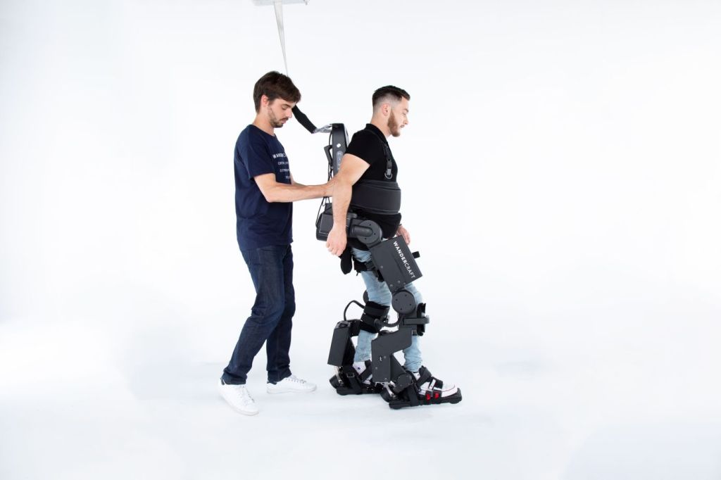 車いすユーザーや運動障害を持つ人々の自立歩行を支援する外骨格ロボットメーカー「Wandercraft」